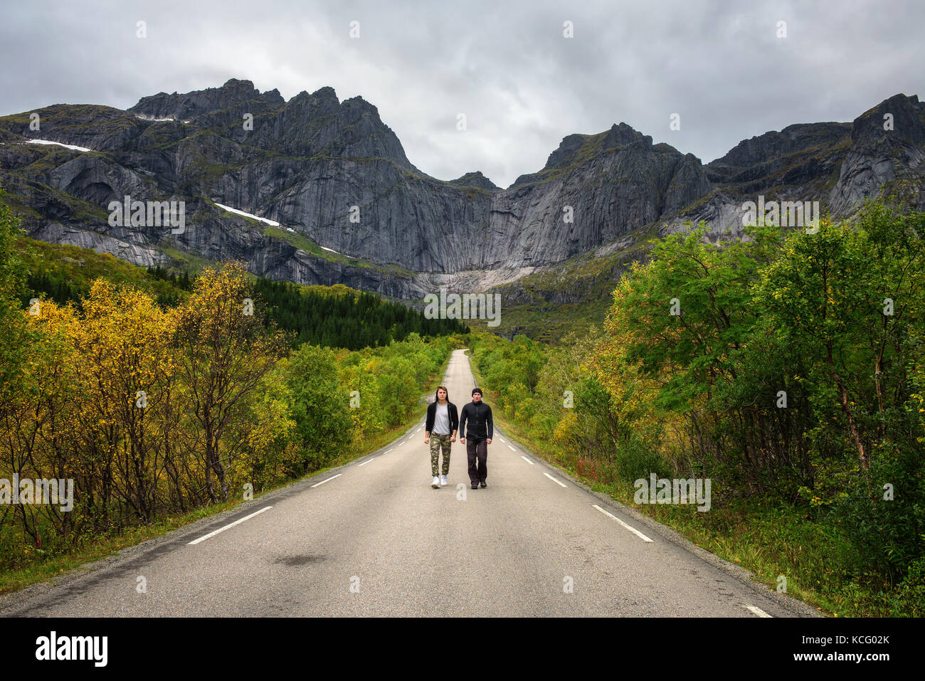 Amici a piedi su una strada panoramica sulle isole Lofoten in Norvegia Foto Stock