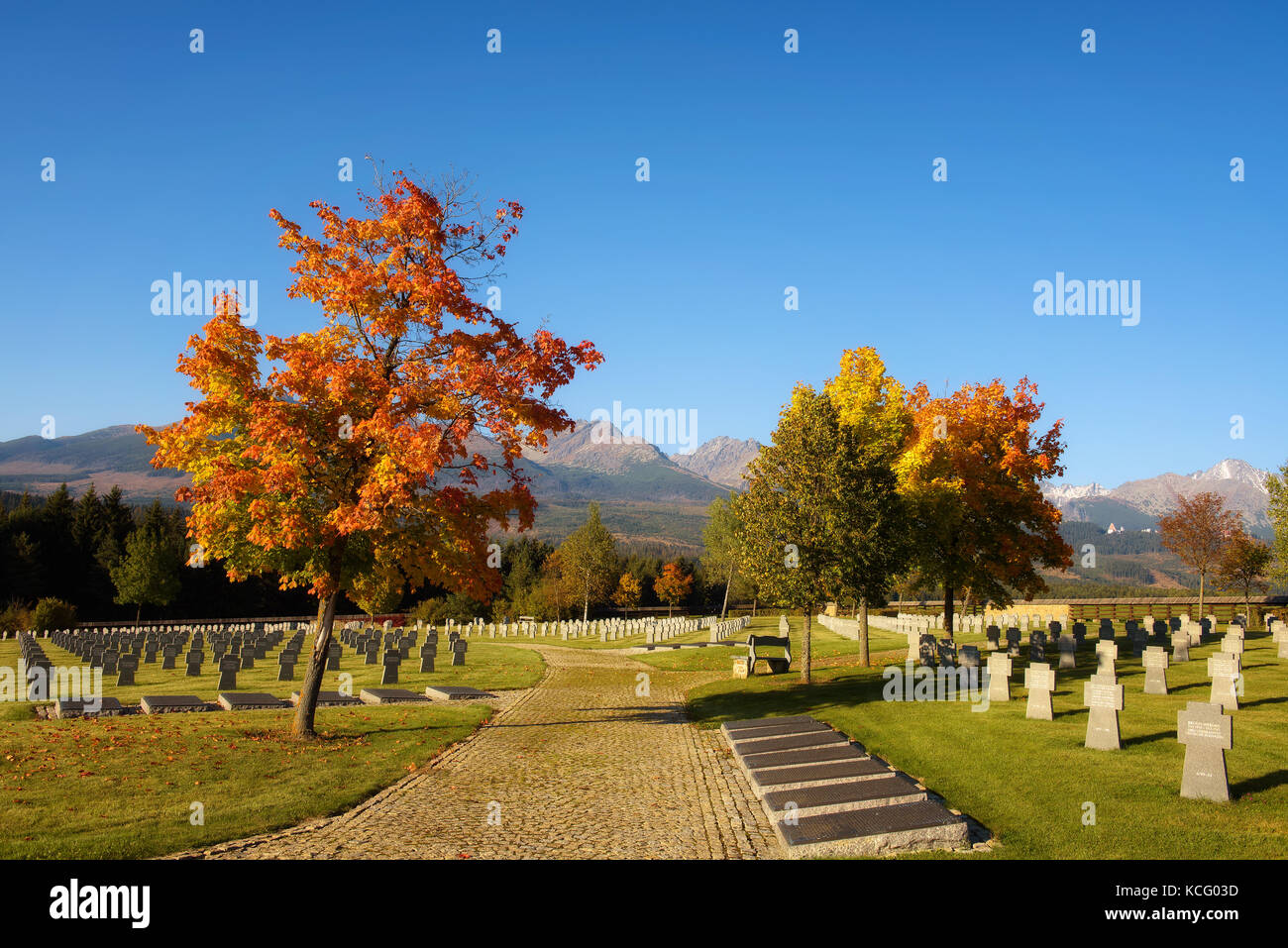Cimitero militare tedesco in autunno con Alti Tatra in background Foto Stock