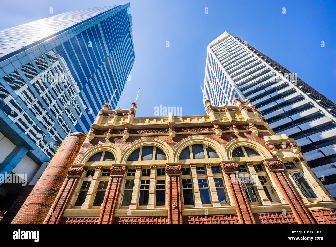 Australia, Nuovo Galles del Sud di Sydney, il venerabile Shelbourne Hotel affiancato da un Market Street Landmark Tower e Darling Park Tower Foto Stock