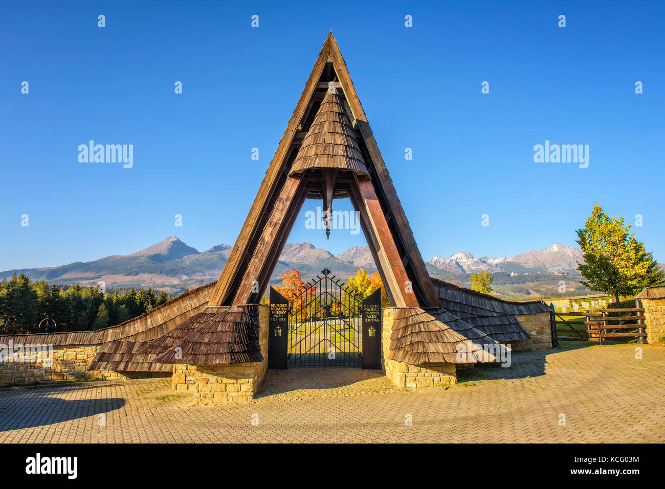 Porta di ingresso del cimitero militare tedesco in autunno con Alti Tatra in background Foto Stock