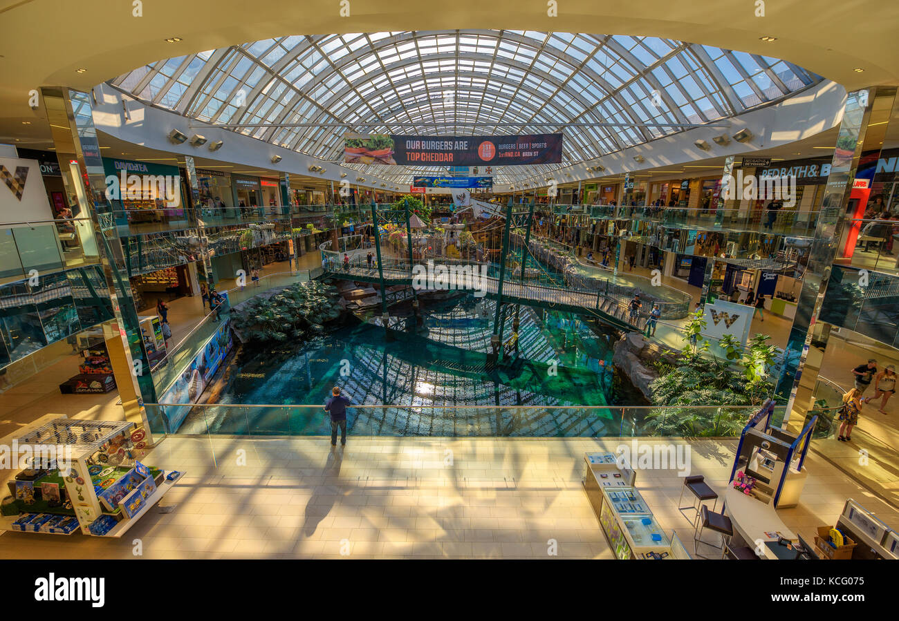 Interno del famoso West Edmonton Mall Foto Stock