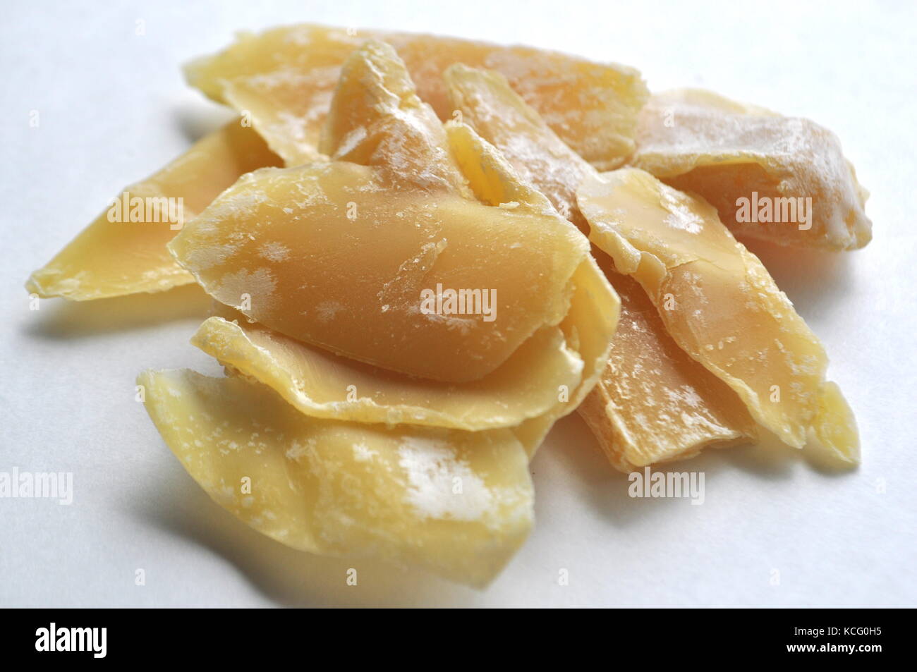 Un close-up di fioritura naturale cera d'api rasatura. ingrediente naturale per prodotti cosmetici e prodotti di bellezza come creme, labbro balsami, pomate e make-up. Foto Stock