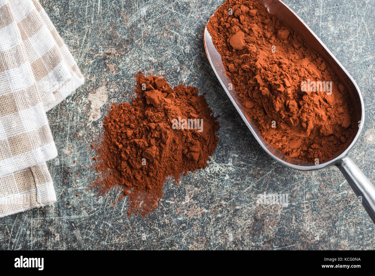 Gustoso cacao in polvere nel convogliatore sul vecchio tavolo da cucina. brown cacao. Foto Stock