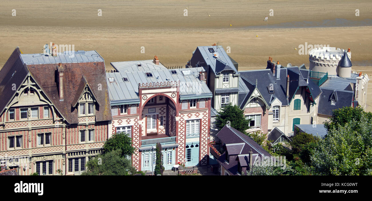 Architettura mista case sulla spiaggia di Trouville Normandia Francia Foto Stock