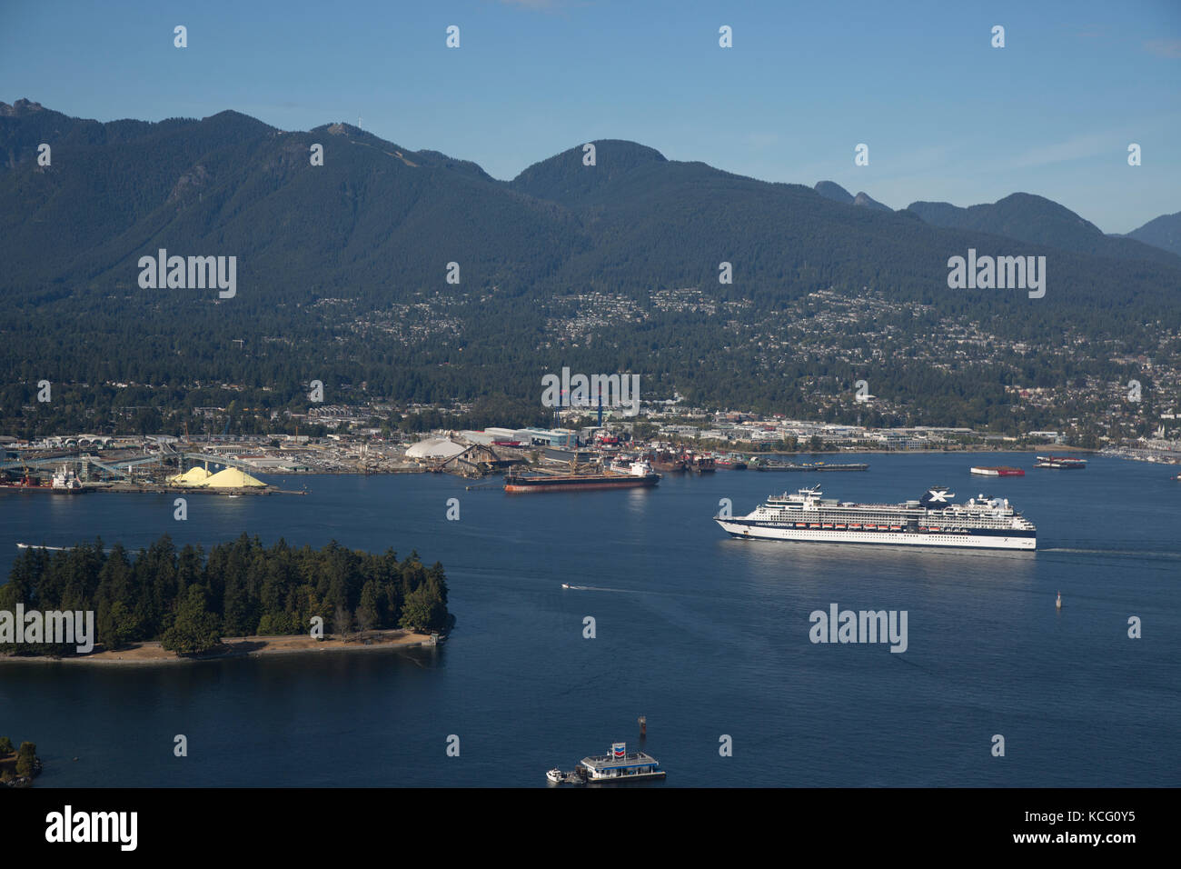 America del nord, Canada, British Columbia, Vancouver, angolo alto vista dell area del Porto di Vancouver, mostrante lo Stanley Park. Celebrity nave da crociera, celebrità Foto Stock