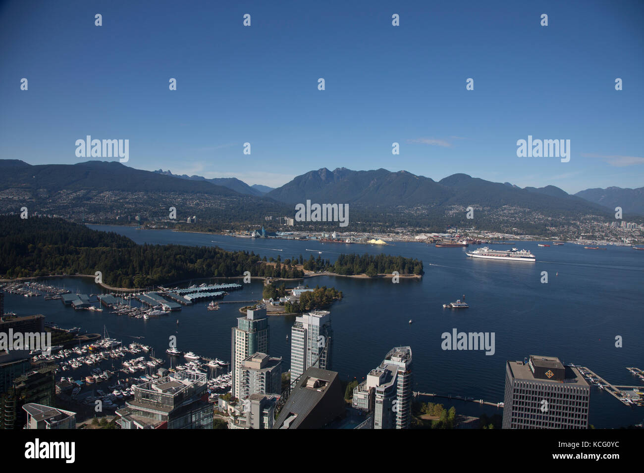 America del nord, Canada, British Columbia, Vancouver, elevato angolo vista di Vancouver, mostrante lo Stanley Park. Lungomare e la zona del porto. Crociera di Celebrity Foto Stock