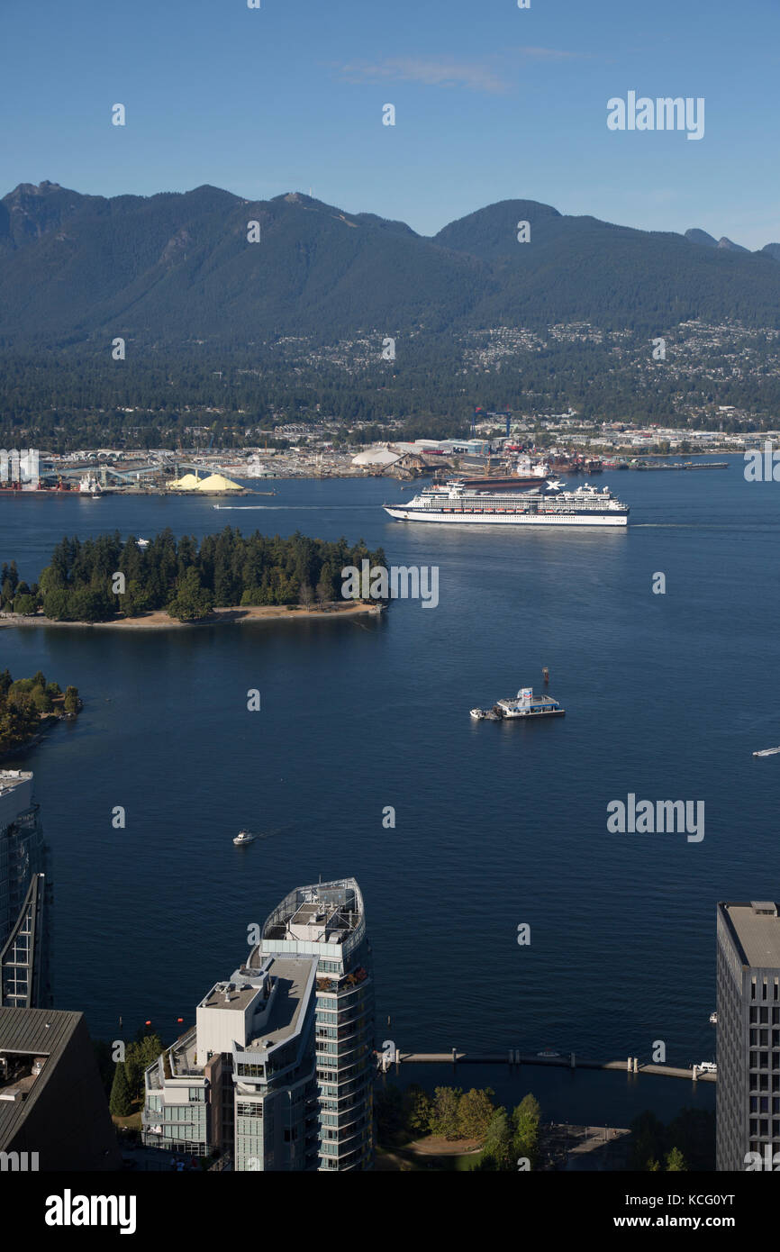 America del nord, Canada, British Columbia, Vancouver, angolo alto vista dell area del Porto di Vancouver, mostrante lo Stanley Park. Celebrity nave da crociera, celebrità Foto Stock