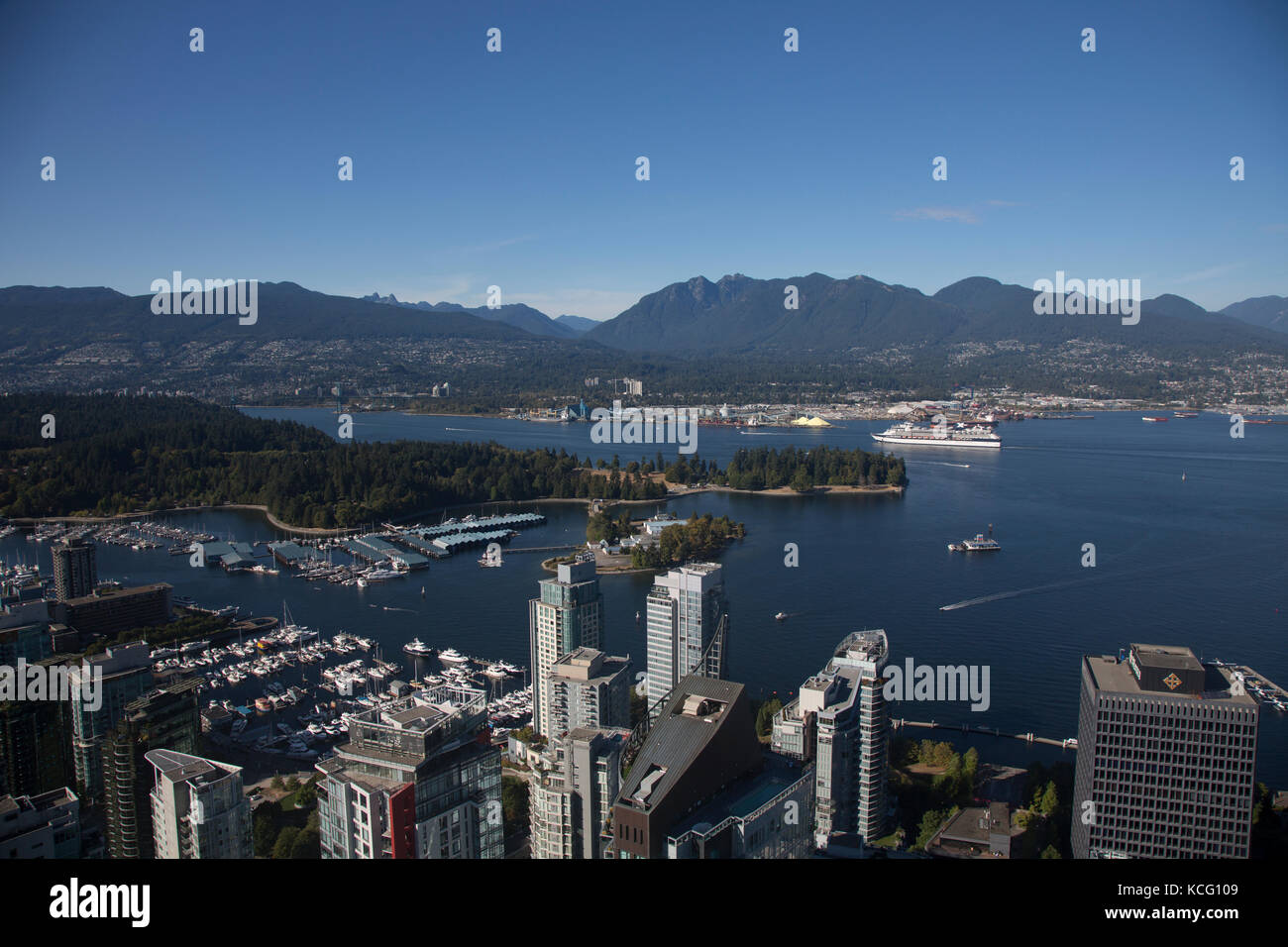 America del nord, Canada, British Columbia, Vancouver, elevato angolo vista di Vancouver, mostrante lo Stanley Park. Lungomare e la zona del porto. Crociera di Celebrity Foto Stock