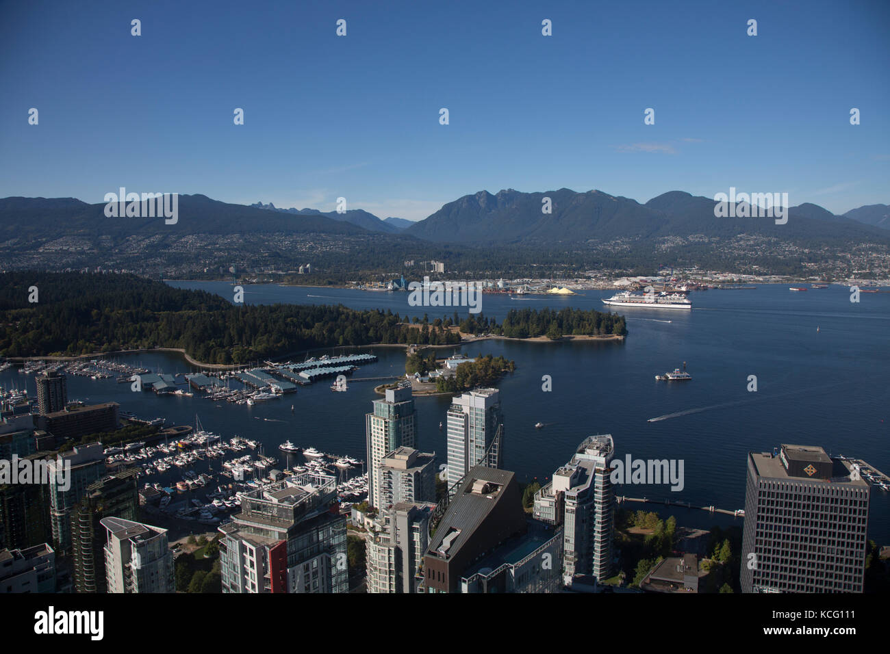 America del nord, Canada, British Columbia, Vancouver, elevato angolo vista di Vancouver, mostrante lo Stanley Park. Lungomare e la zona del porto. Crociera di Celebrity Foto Stock