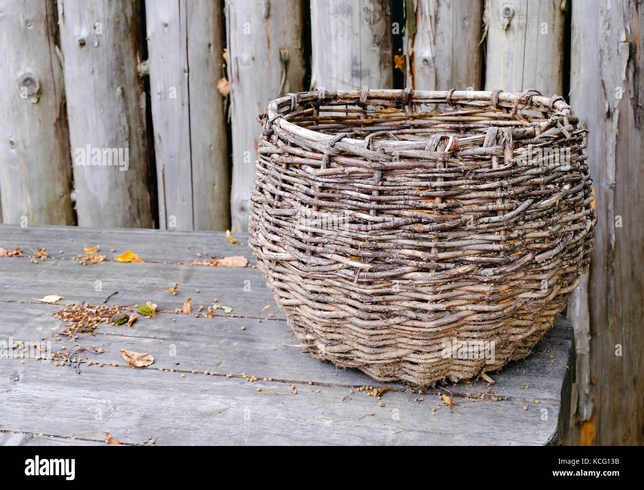 Bella grande cesto in vimini sorge su di un tavolo di legno in autunno.  Preparazione per la raccolta e vendita di esso Foto stock - Alamy