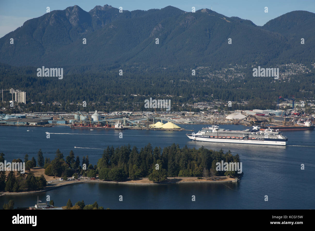 America del nord, Canada, British Columbia, Vancouver, angolo alto vista dell area del Porto di Vancouver, mostrante lo Stanley Park. Celebrity nave da crociera, celebrità Foto Stock