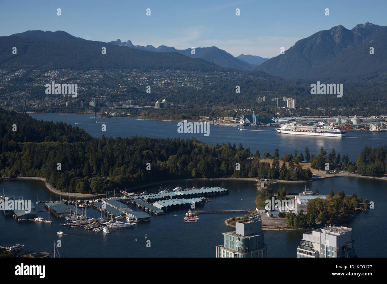 America del nord, Canada, British Columbia, Vancouver, elevato angolo vista di Vancouver, mostrante lo Stanley Park. Lungomare e la zona del porto. Crociera di Celebrity Foto Stock