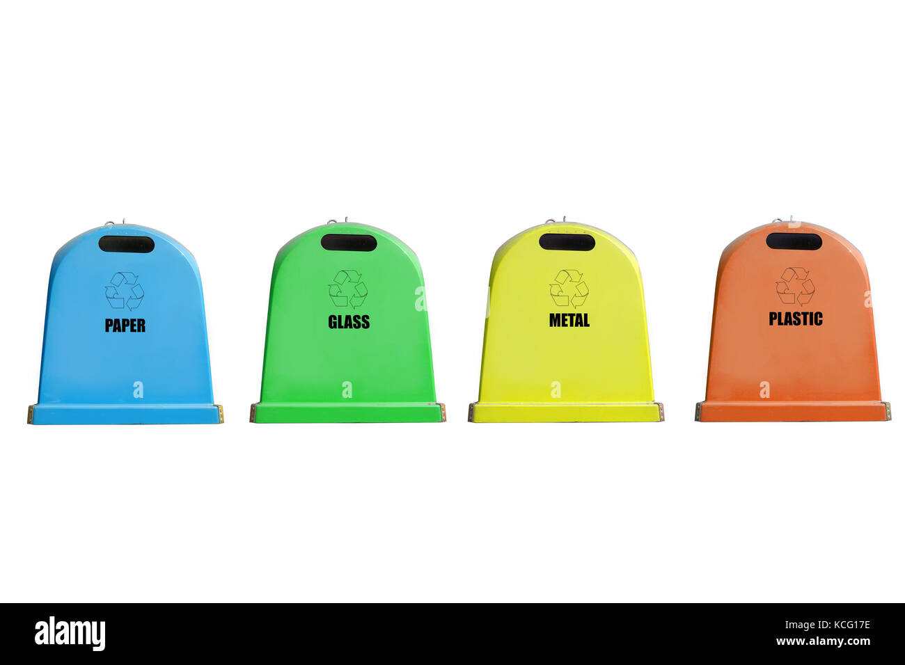 Quattro contenitori di riciclo per la carta, vetro, metallo e plastica isolati su sfondo bianco Foto Stock