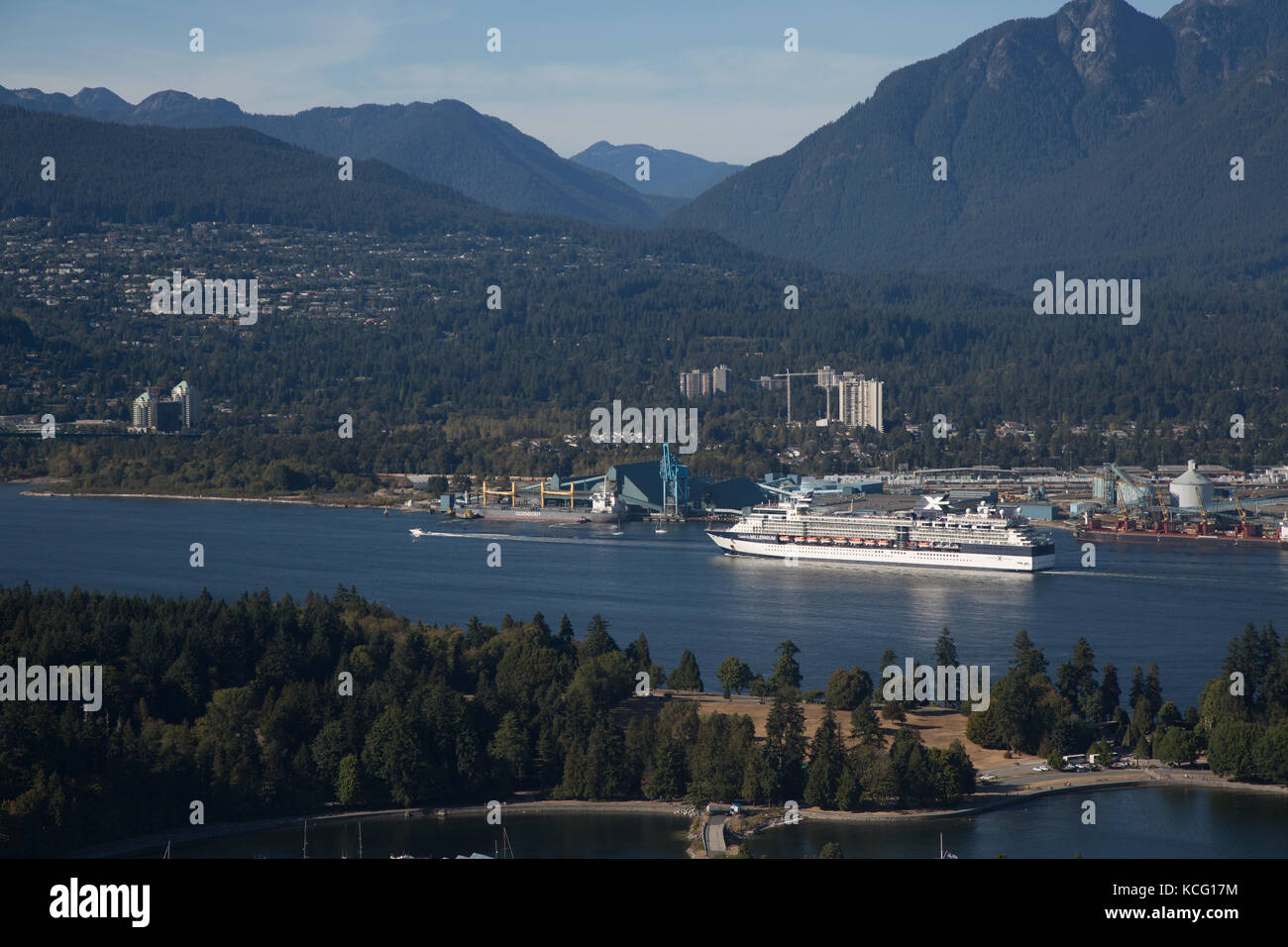 America del nord, Canada, British Columbia, Vancouver, angolo alto vista dell area del Porto di Vancouver, mostrante lo Stanley Park. Celebrity nave da crociera, celebrità Foto Stock