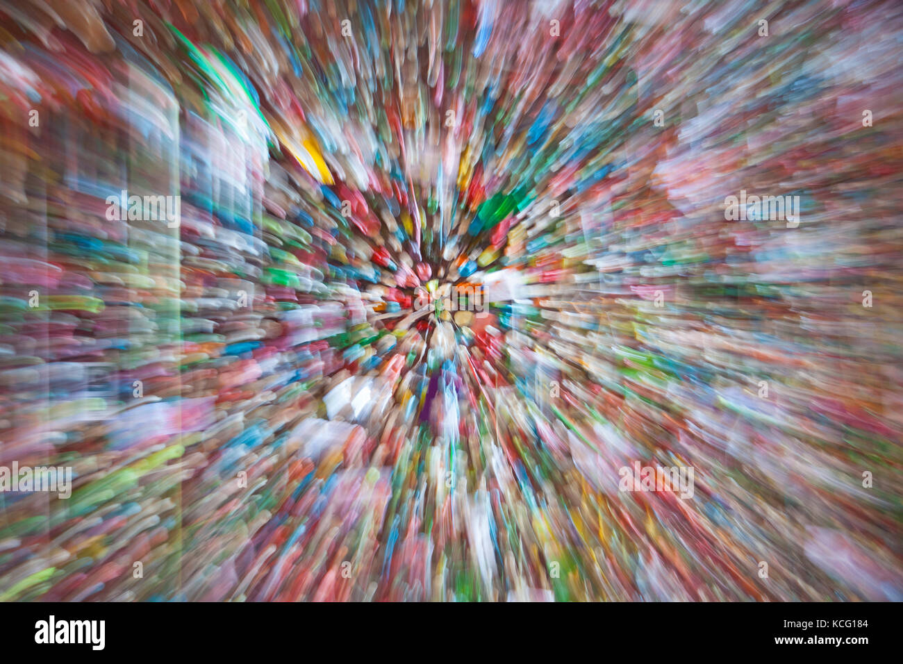 Burst colore dei fuochi d'artificio nel tirante del colorante nel Post Alley chewing gum parete vicino Pubblica Centro di mercato mercato degli agricoltori in Seattle Washington Foto Stock