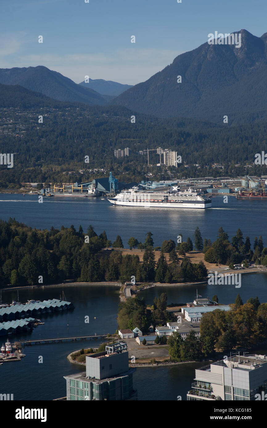 America del nord, Canada, British Columbia, Vancouver, elevato angolo vista di Vancouver, mostrante lo Stanley Park. Lungomare e la zona del porto. Crociera di Celebrity Foto Stock