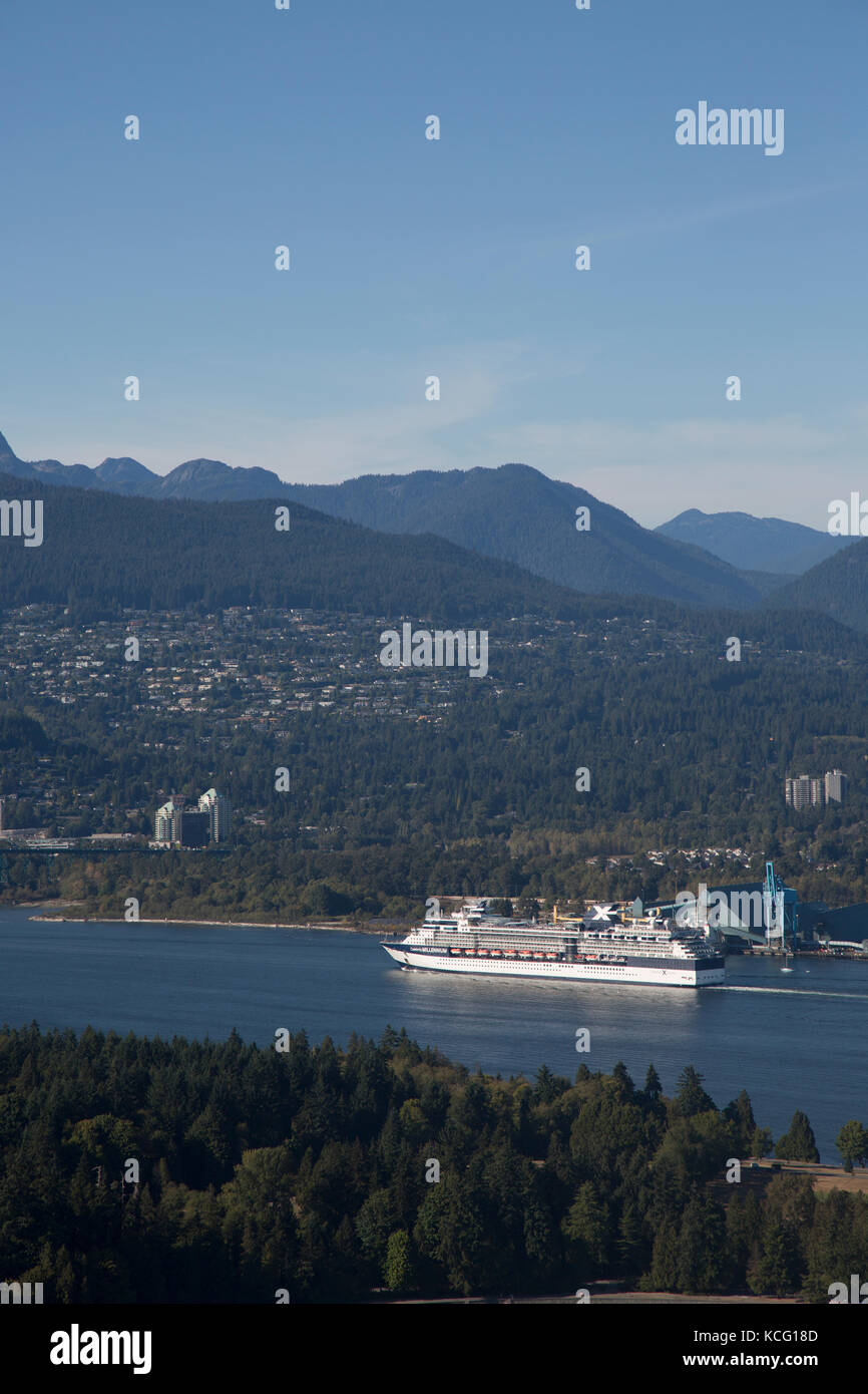 America del nord, Canada, British Columbia, Vancouver, angolo alto vista dell area del Porto di Vancouver, mostrante lo Stanley Park. Celebrity nave da crociera, celebrità Foto Stock