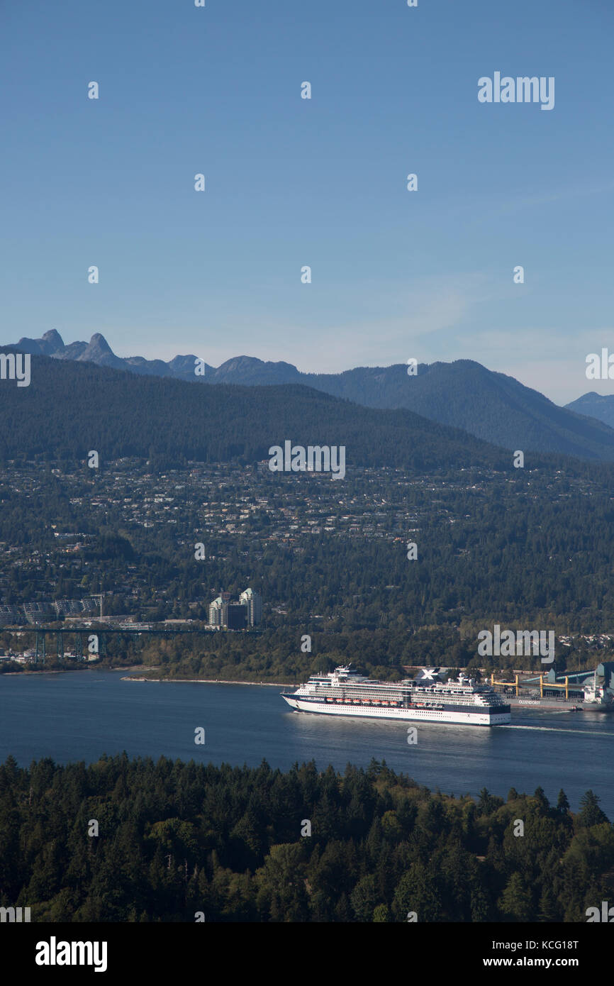 America del nord, Canada, British Columbia, Vancouver, angolo alto vista dell area del Porto di Vancouver, mostrante lo Stanley Park. Celebrity nave da crociera, celebrità Foto Stock