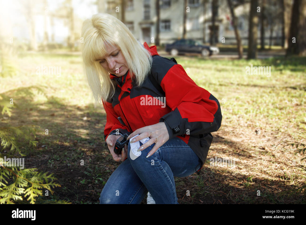 Donne segno di utilizzare il metodo geocaching in giornale di bordo Foto Stock