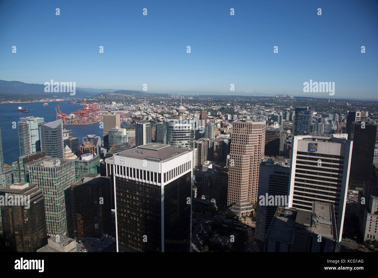 America del nord, Canada, British Columbia, Vancouver, angolo alto vista dell area del Porto di Vancouver. Skyline della città, il lungomare e la zona del porto di distanza Foto Stock