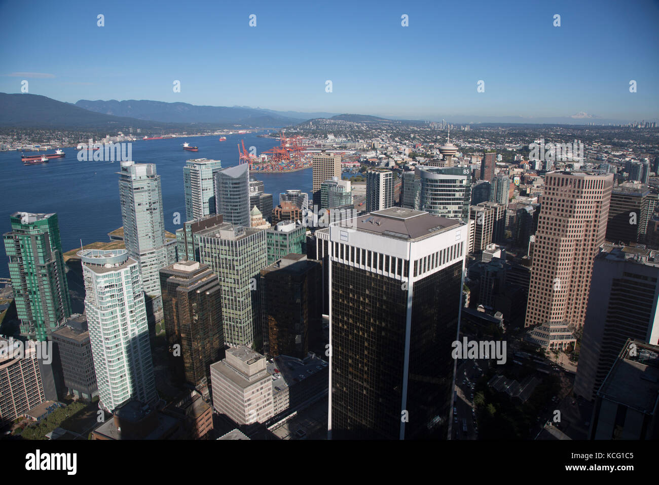 America del nord, Canada, British Columbia, Vancouver, angolo alto vista dell area del Porto di Vancouver. Skyline della città con il lungomare, zona porto in distanza Foto Stock