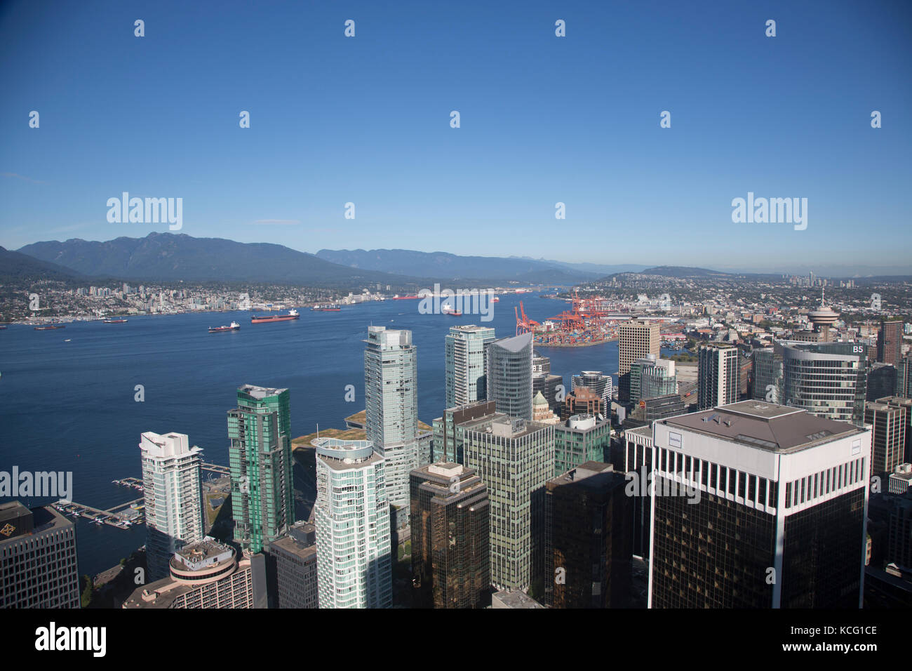 America del nord, Canada, British Columbia, Vancouver, angolo alto vista dell area del Porto di Vancouver. Skyline della città, il lungomare e la zona del porto di distanza Foto Stock