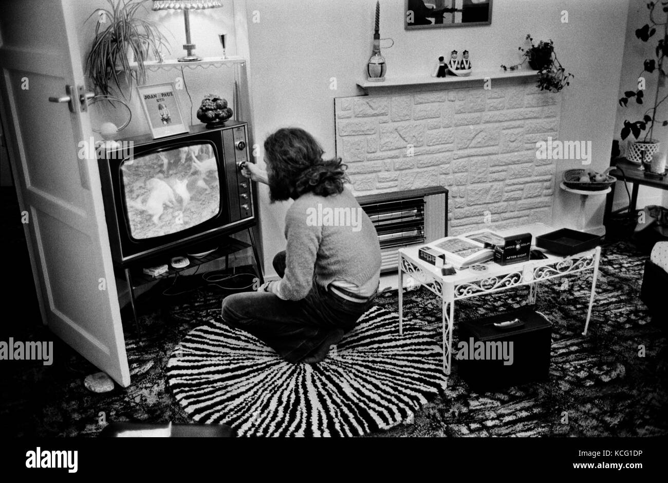 Guardare la televisione sintonizzare i canali cambianti a casa soggiorno interno 1970s Gran Bretagna 1972 Regno Unito OMERO SYKES Foto Stock