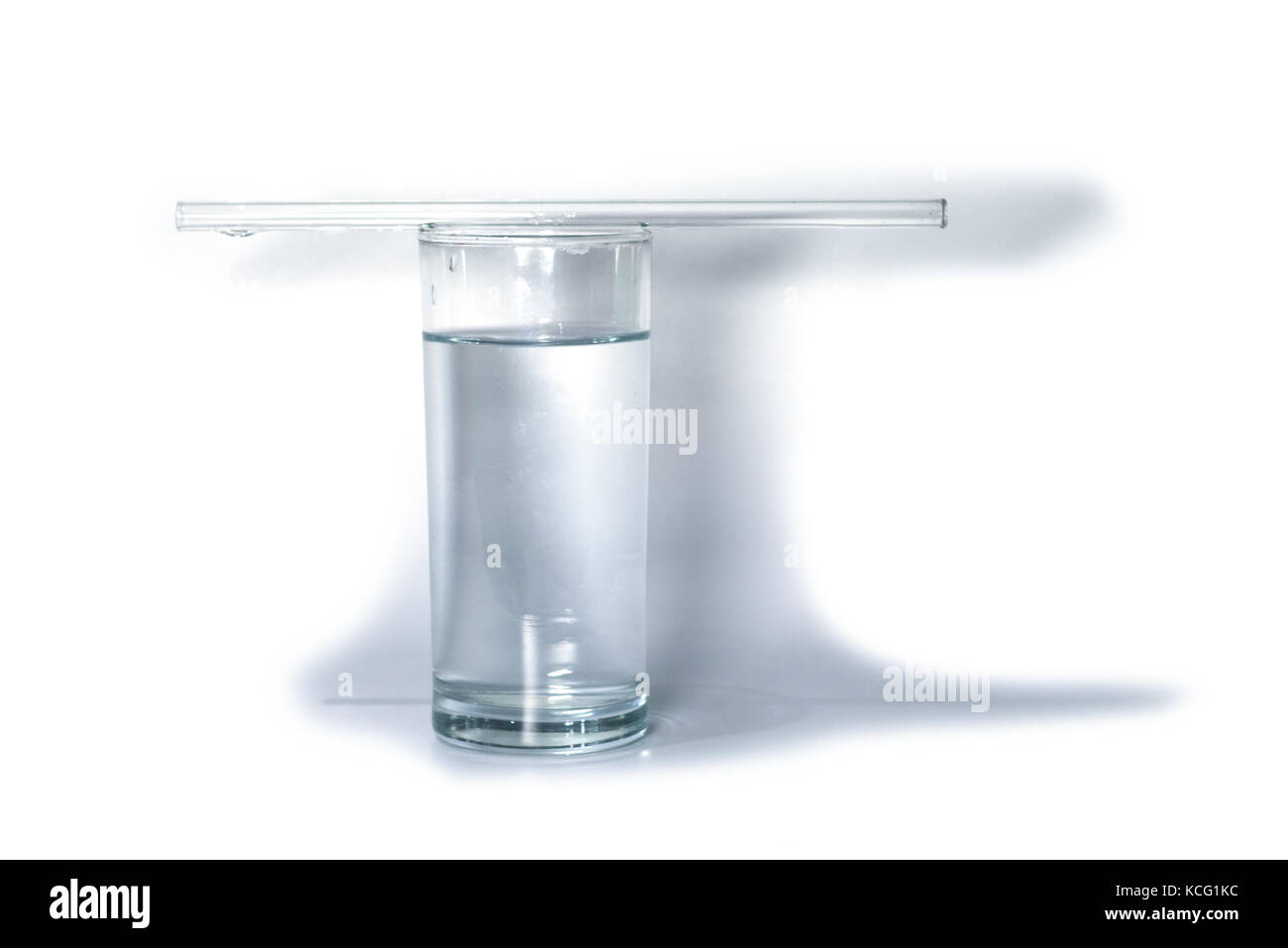 Vetro isolato di acqua pura con vetro cannuccia. oggetto, bevanda. Foto Stock