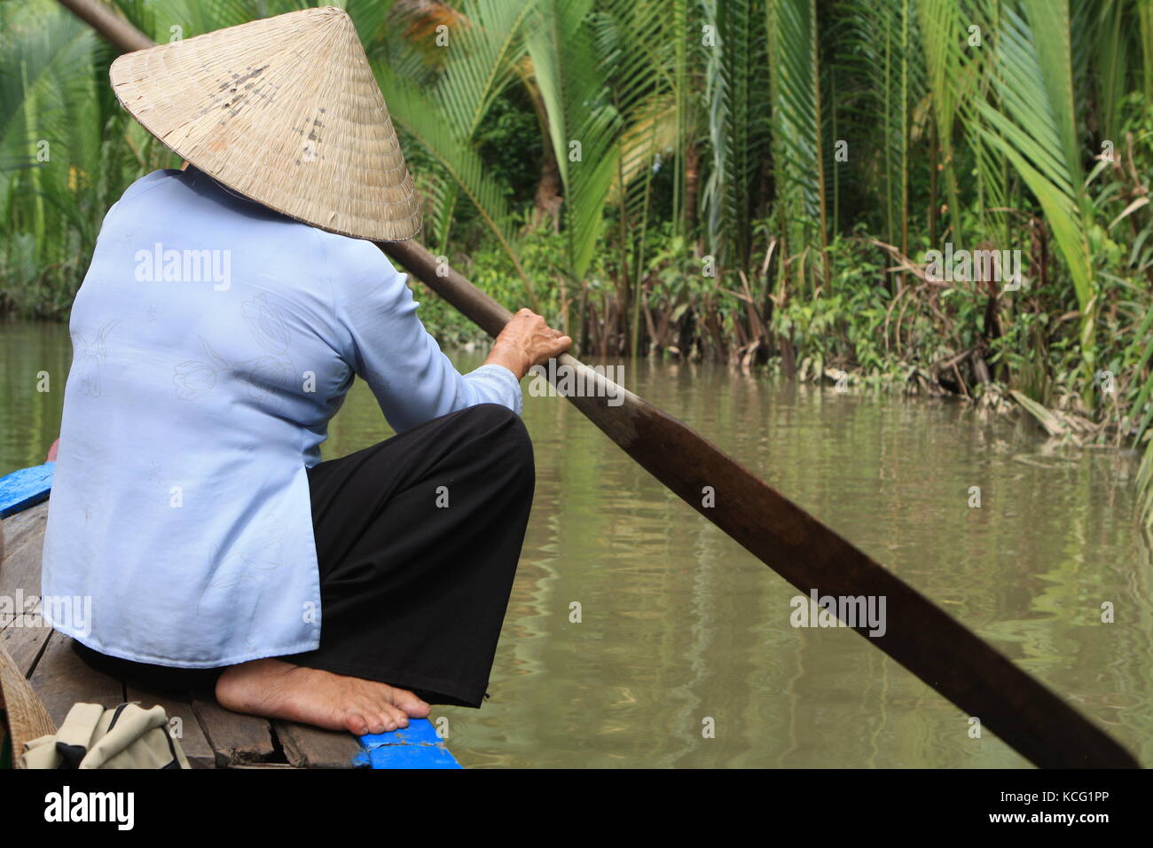 Frau auf Boot beim Rudern in Vietnam - Donna sulla barca mentre la barca a remi in Vietnam Foto Stock