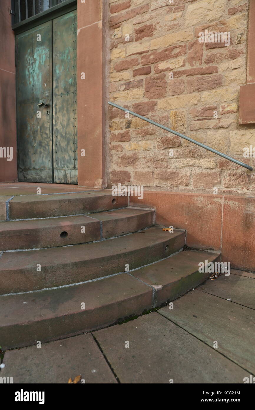 Treppe zu einer Metalltüre - Scala una porta di metallo Foto Stock