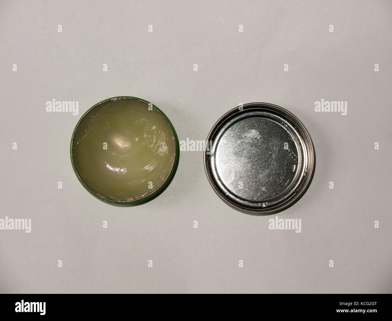 Aprire il tubetto di vaselina top view sfondo bianco con coperchio; essex;  Inghilterra; Regno Unito Foto stock - Alamy