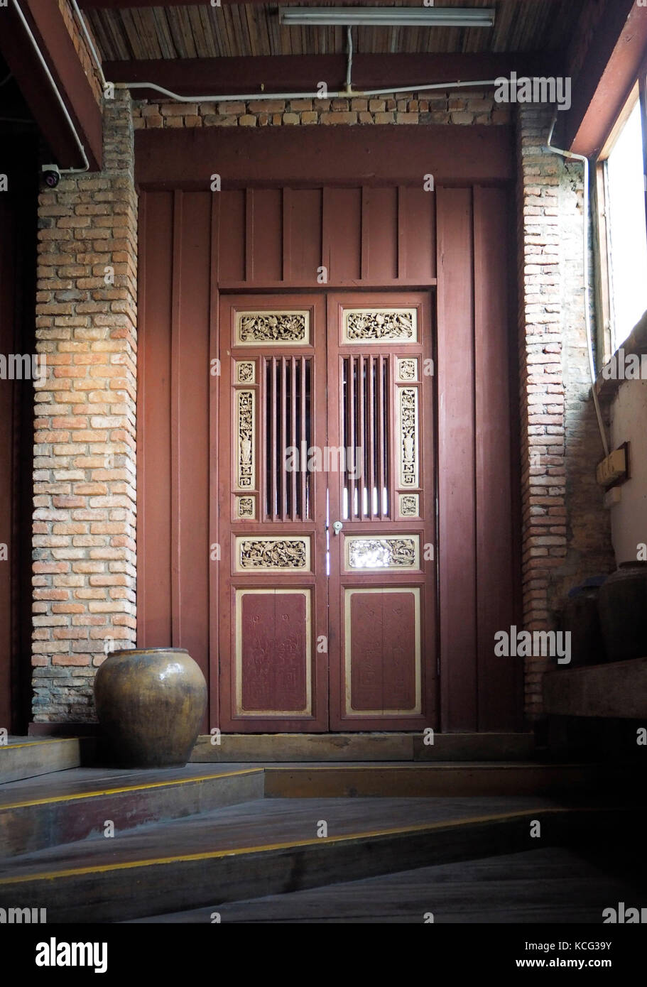 Classic porta in una tradizionale casa cinese di Penang, Malaysia. Foto Stock
