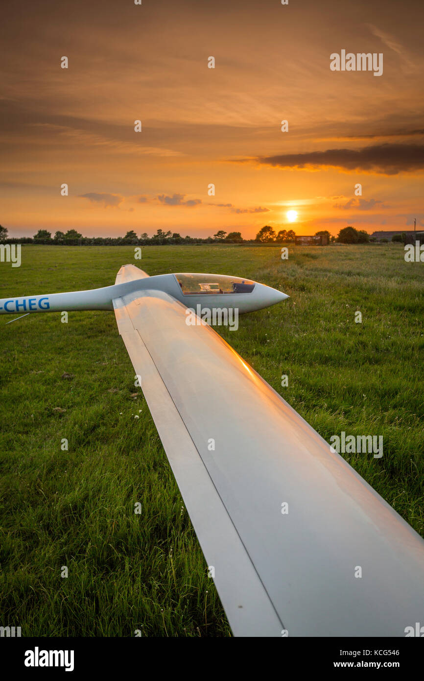 Vista di un elan dg-500 trainer, registrazione g-cheg, sedile unico aliante con regolazione del sole a kirton in lindsey airfield, lincolnshire, Regno Unito Foto Stock