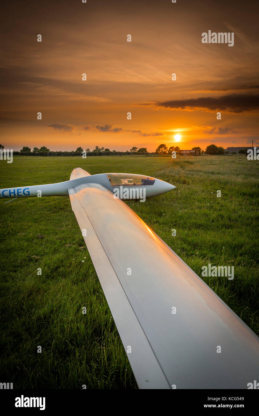 Vista di un elan dg-500 trainer, registrazione g-cheg, sedile unico aliante con regolazione del sole a kirton in lindsey airfield, lincolnshire, Regno Unito Foto Stock