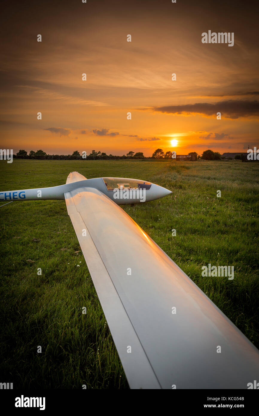 Vista di un elan dg-500 trainer, registrazione g-cheg, sedile unico aliante con regolazione del sole a kirton in lindsey airfield, lincolnshire, Regno Unito Foto Stock