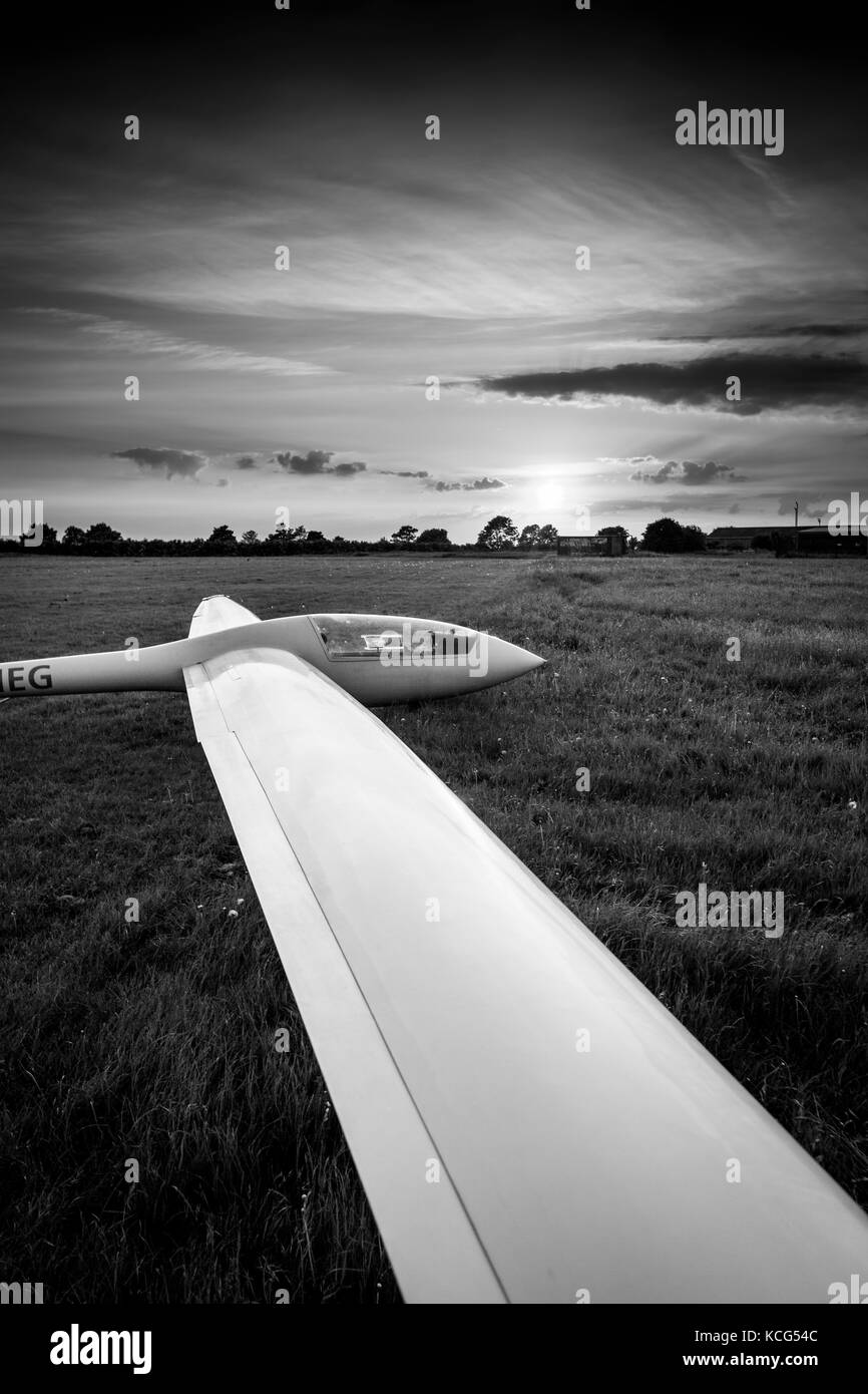 Vista di un elan dg-500 trainer, registrazione g-cheg, sedile unico aliante con regolazione del sole a kirton in lindsey airfield, lincolnshire, Regno Unito Foto Stock