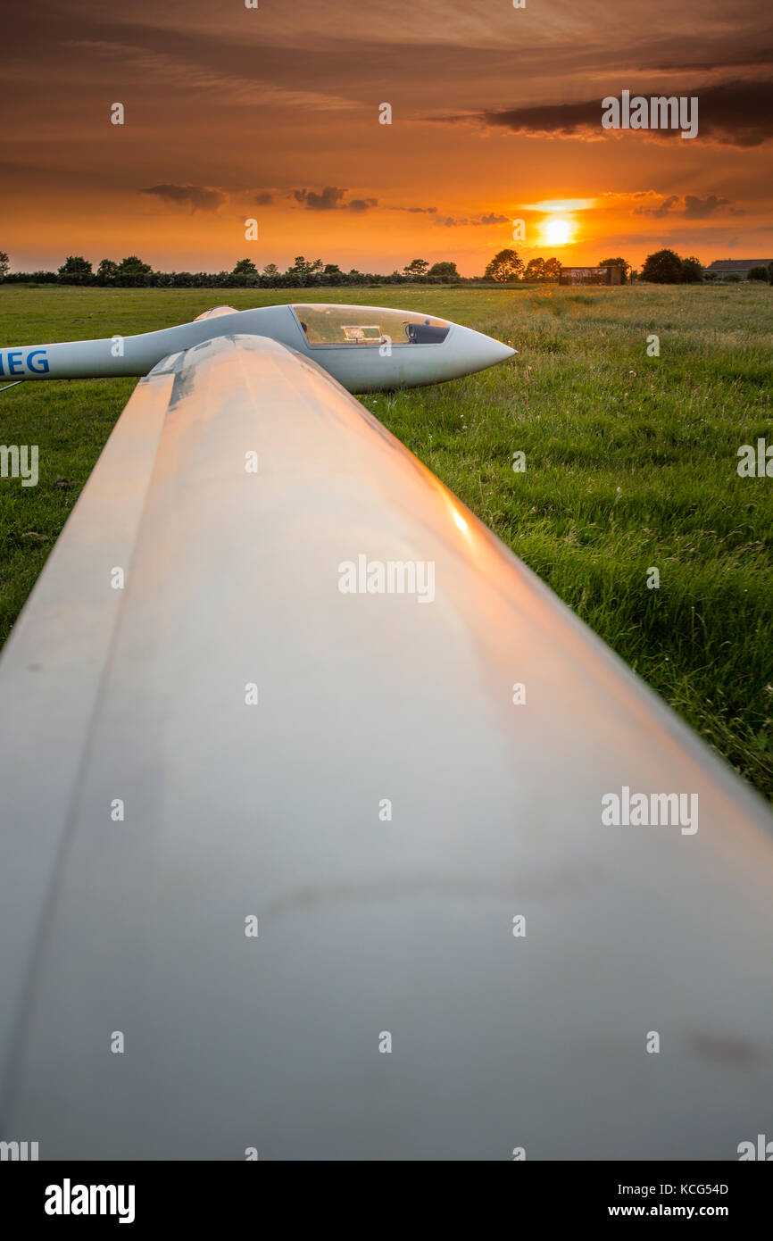 Vista di un elan dg-500 trainer, registrazione g-cheg, sedile unico aliante con regolazione del sole a kirton in lindsey airfield, lincolnshire, Regno Unito Foto Stock