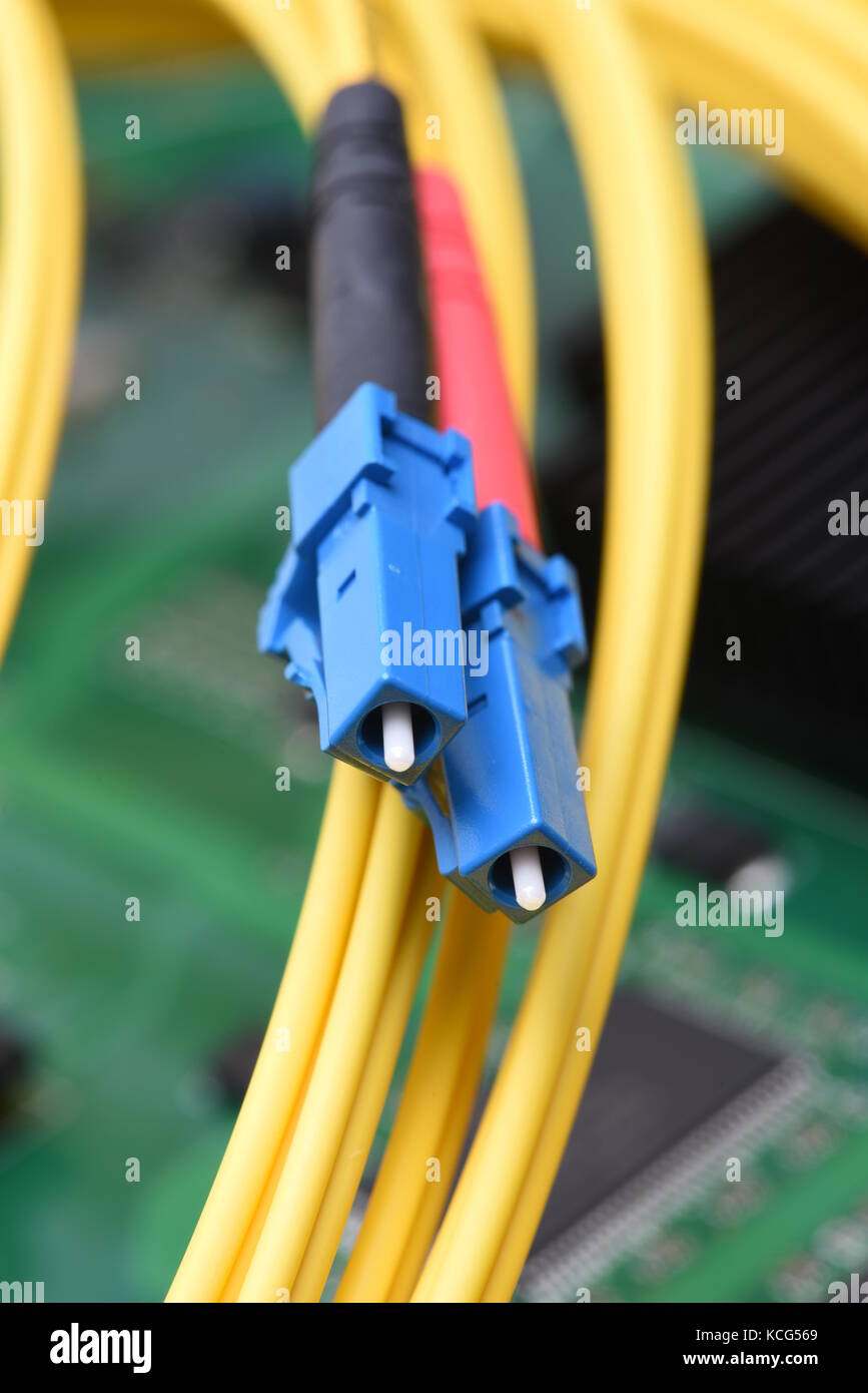 Cavo in fibra ottica cavo patch sulla scheda madre del computer, ottico la tecnologia di rete Foto Stock
