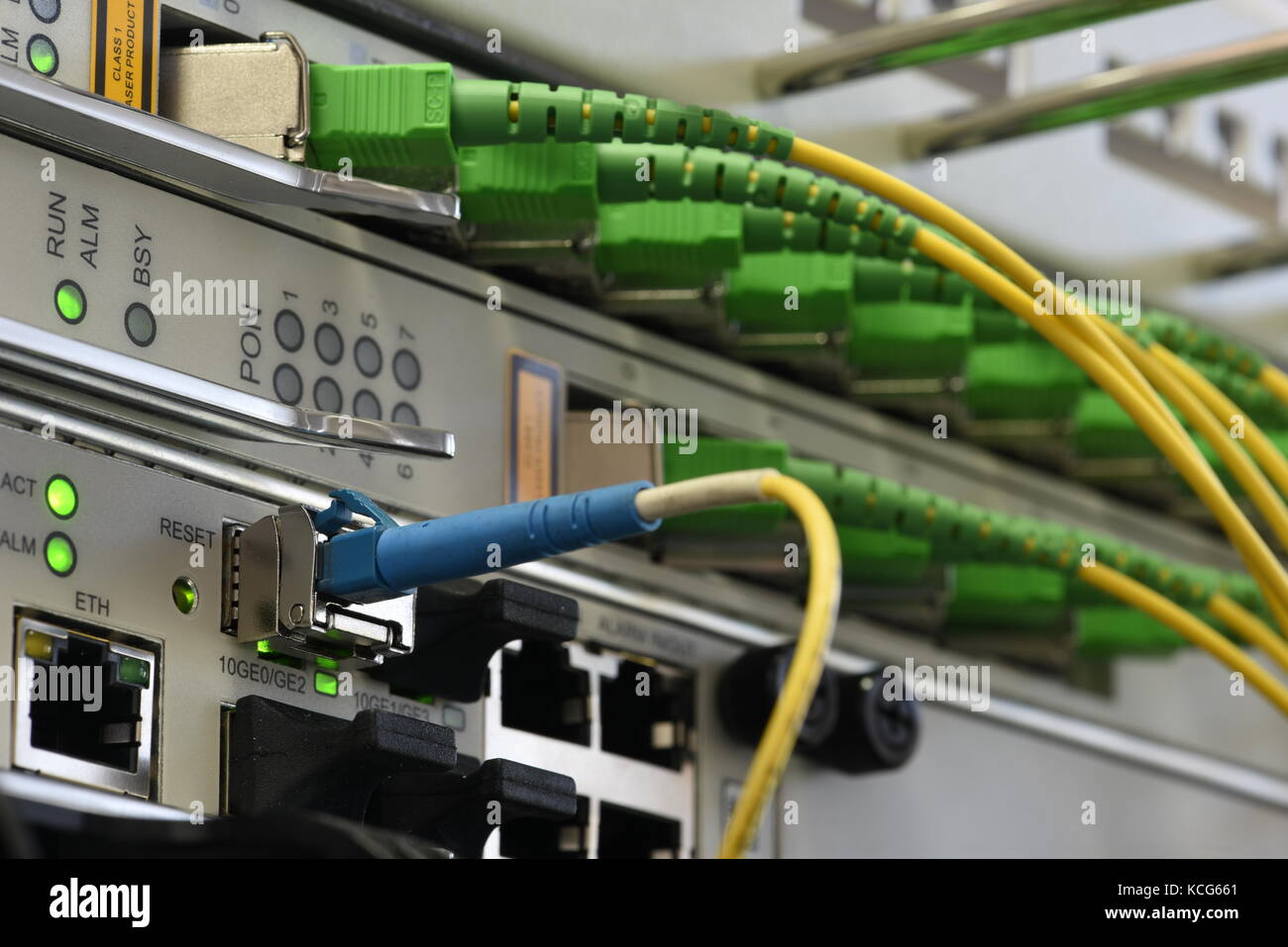 Interruttore con fibra ottica Cavi di rete patch cord Foto Stock