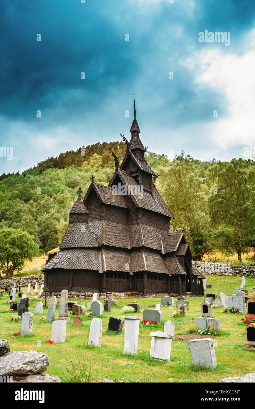 Borgund, Norvegia. famoso stavkirke un vecchio legno navata tripla doga chiesa nel giorno di estate Foto Stock