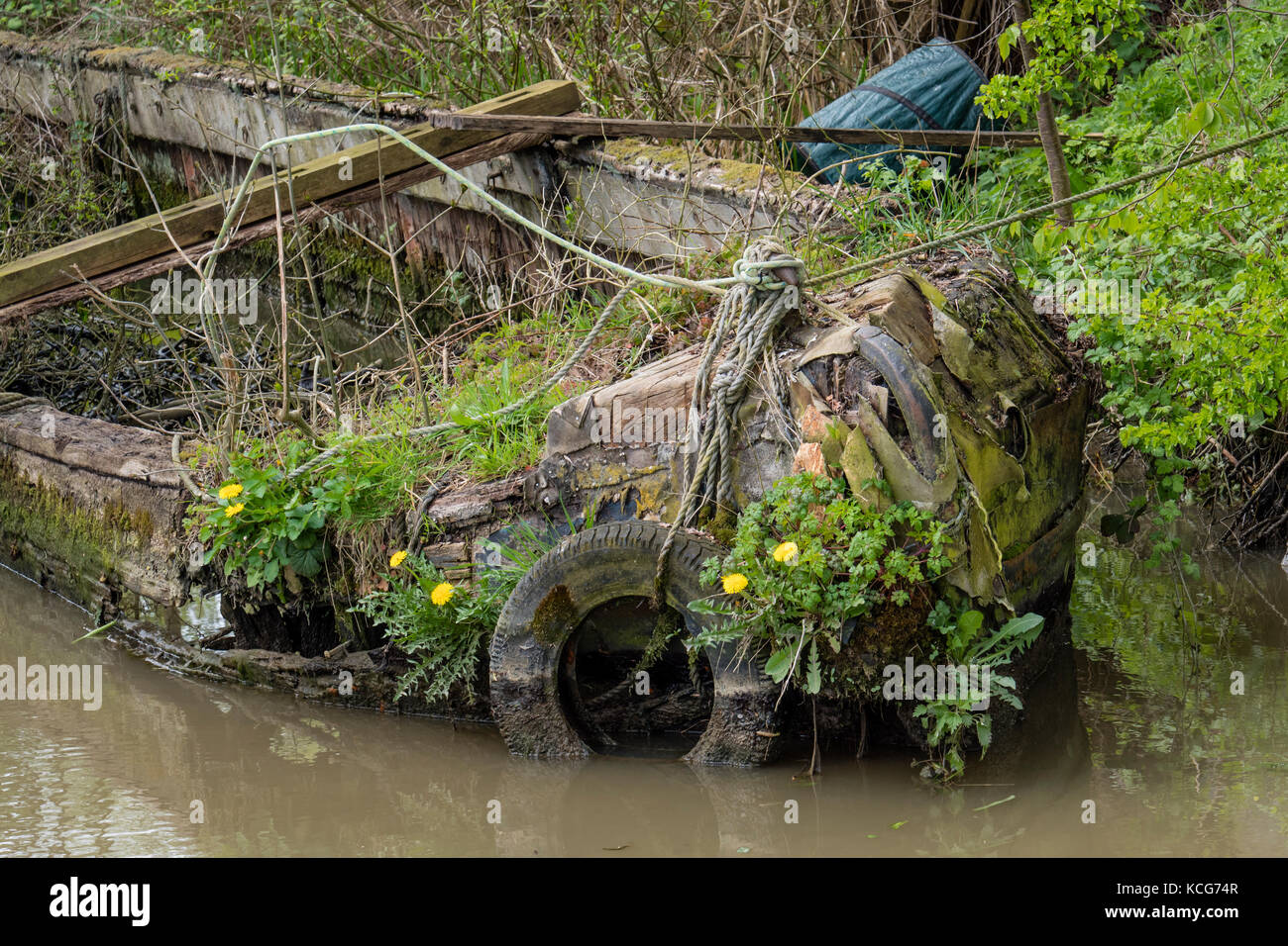 Vecchio scafo in legno canal boat Oxford Canal Oxfordshire Inghilterra Foto Stock
