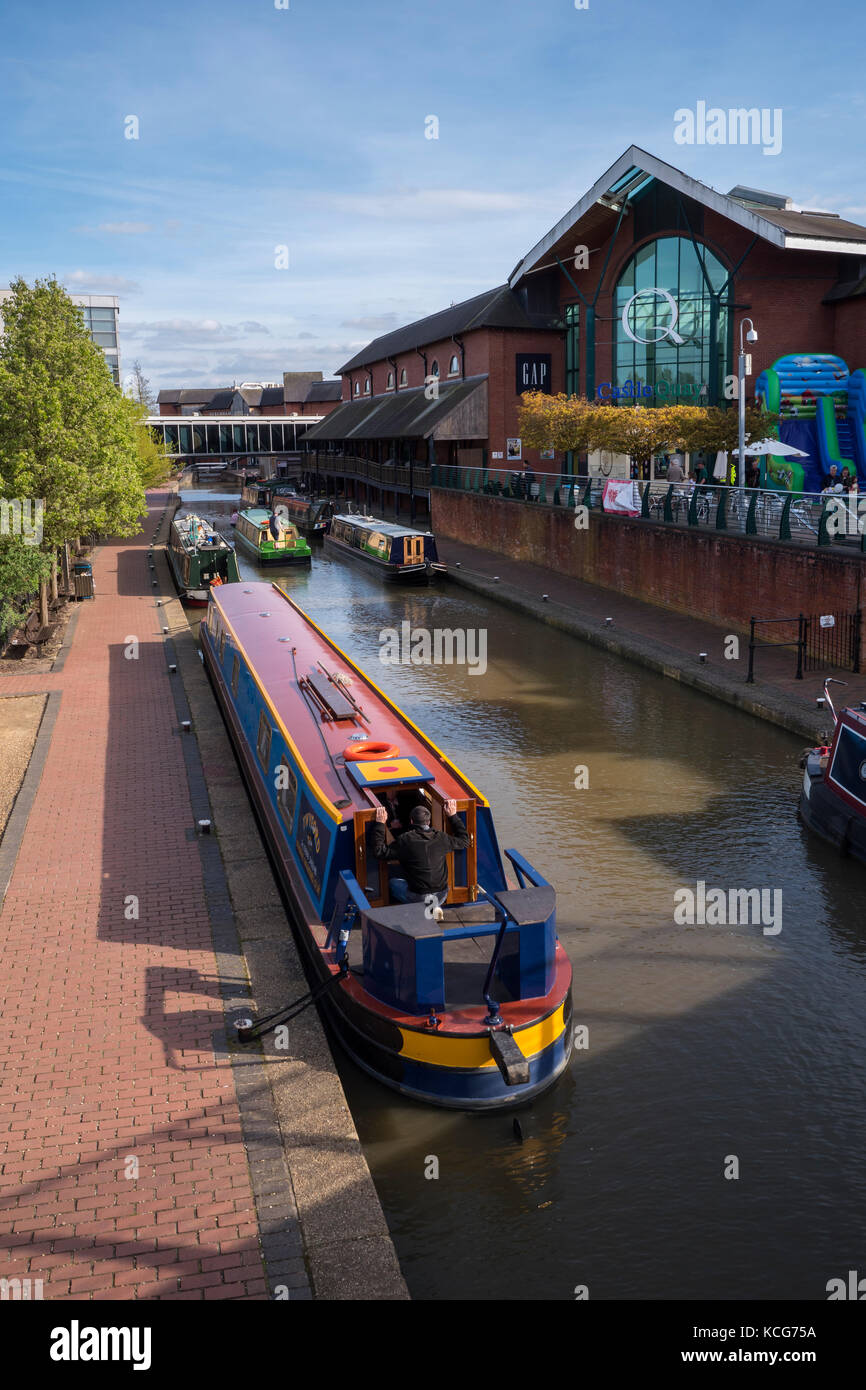 Barche sui canali ormeggiate sul canale Oxford presso il centro commerciale Castle Quay, Banbury Oxfordshire Inghilterra Foto Stock