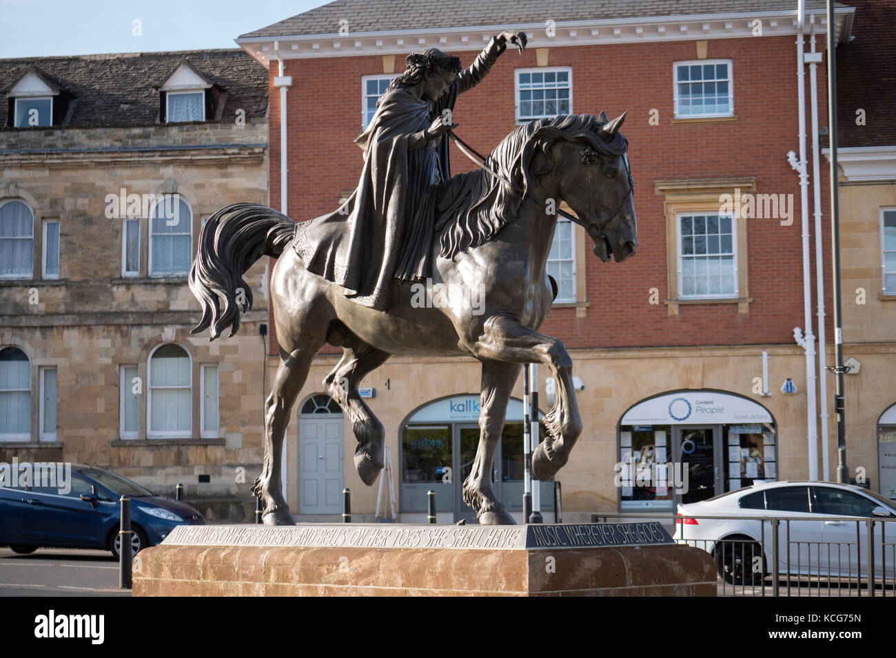 Bella Signora su un cavallo bianco a Banbury Cross Banbury Oxfordshire Inghilterra Foto Stock