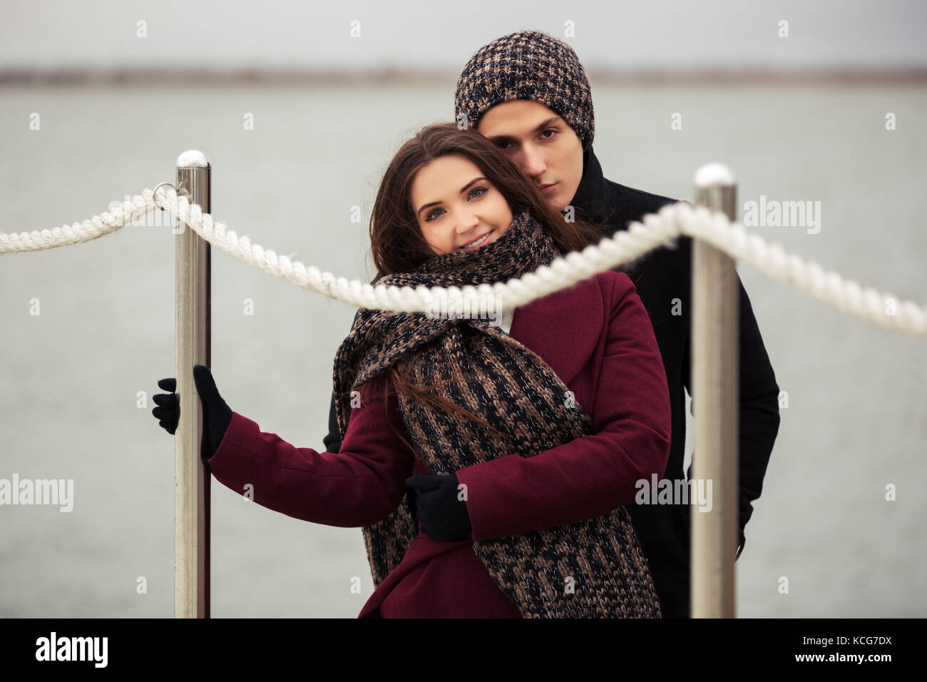 Felice coppia giovane in amore passeggiate all'aperto Foto Stock