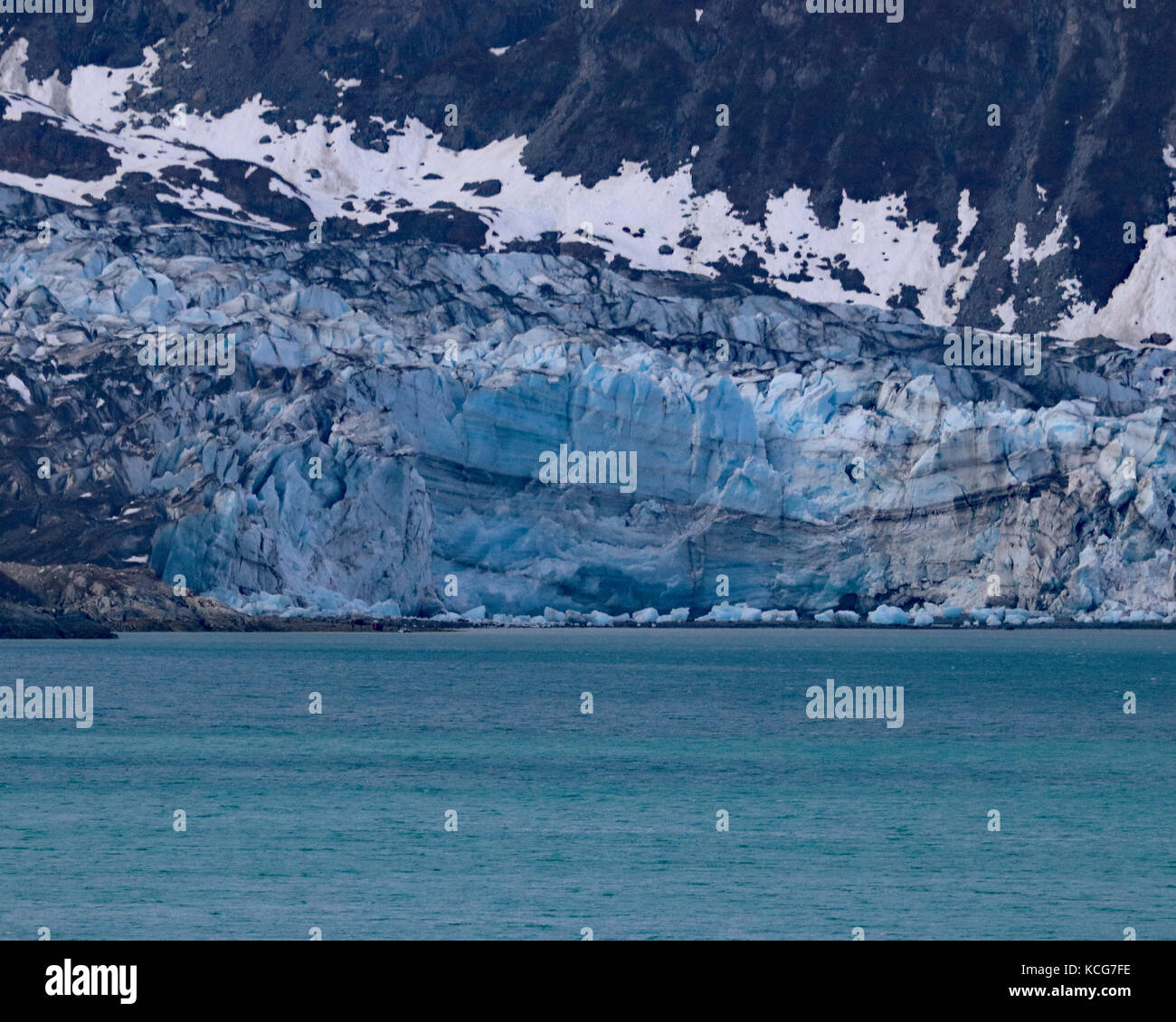 Modelli di blu nel ghiaccio del ghiacciaio Foto Stock