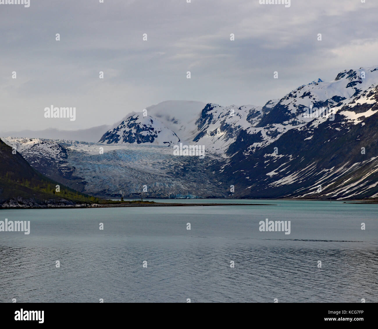 Ghiacciai giganti grazia la Rocky Mountain rive tutti lungo il parco nazionale e Riserva di Glacier Bay, Alaska Foto Stock