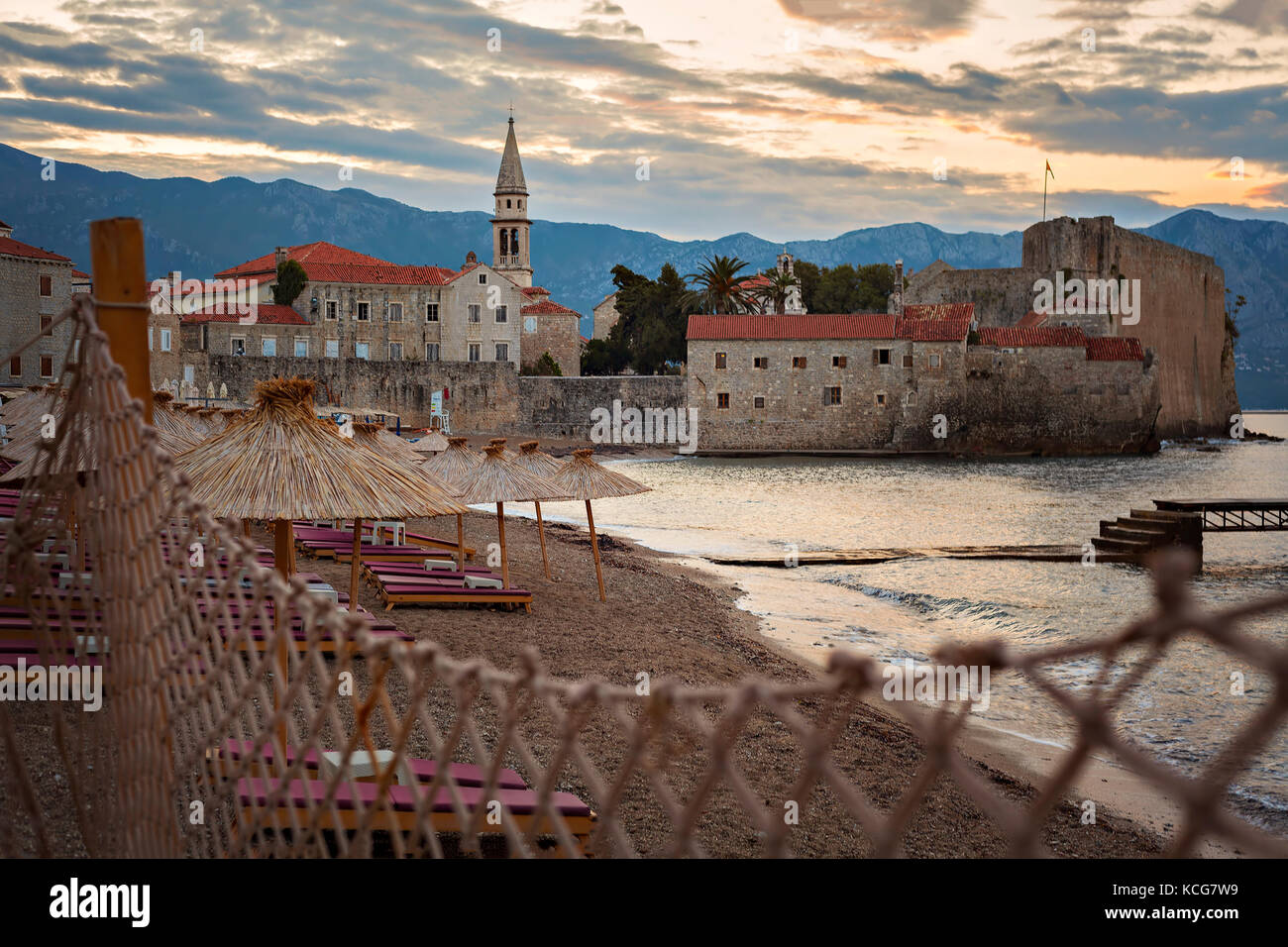 Spiaggia di mogren budva e la città vecchia (Stari Grad). Foto Stock