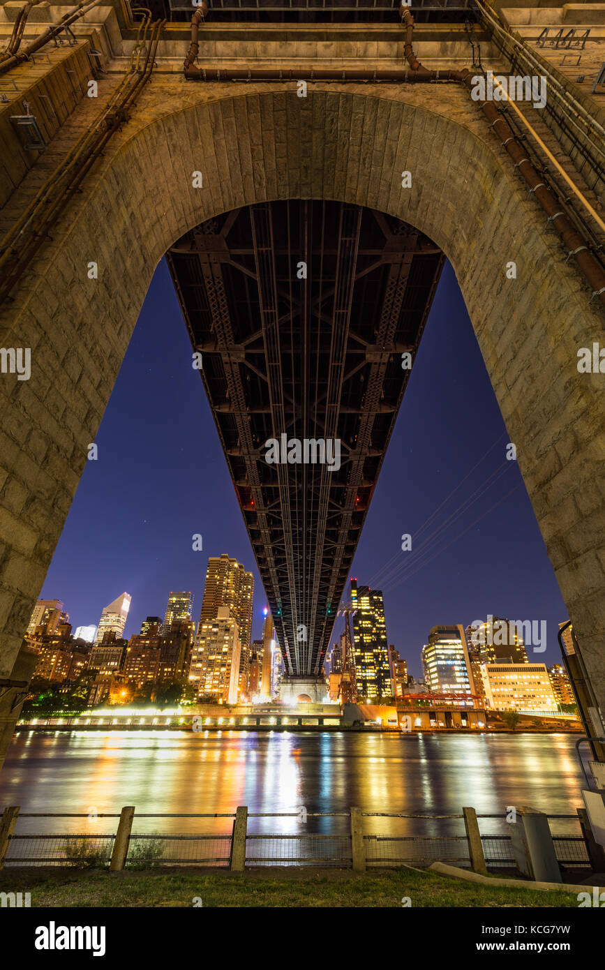 Vista notturna di Midtown East grattacieli dal basso la Ed Koch Queensboro Bridge. Roosevelt Island, Manhattan New York City Foto Stock