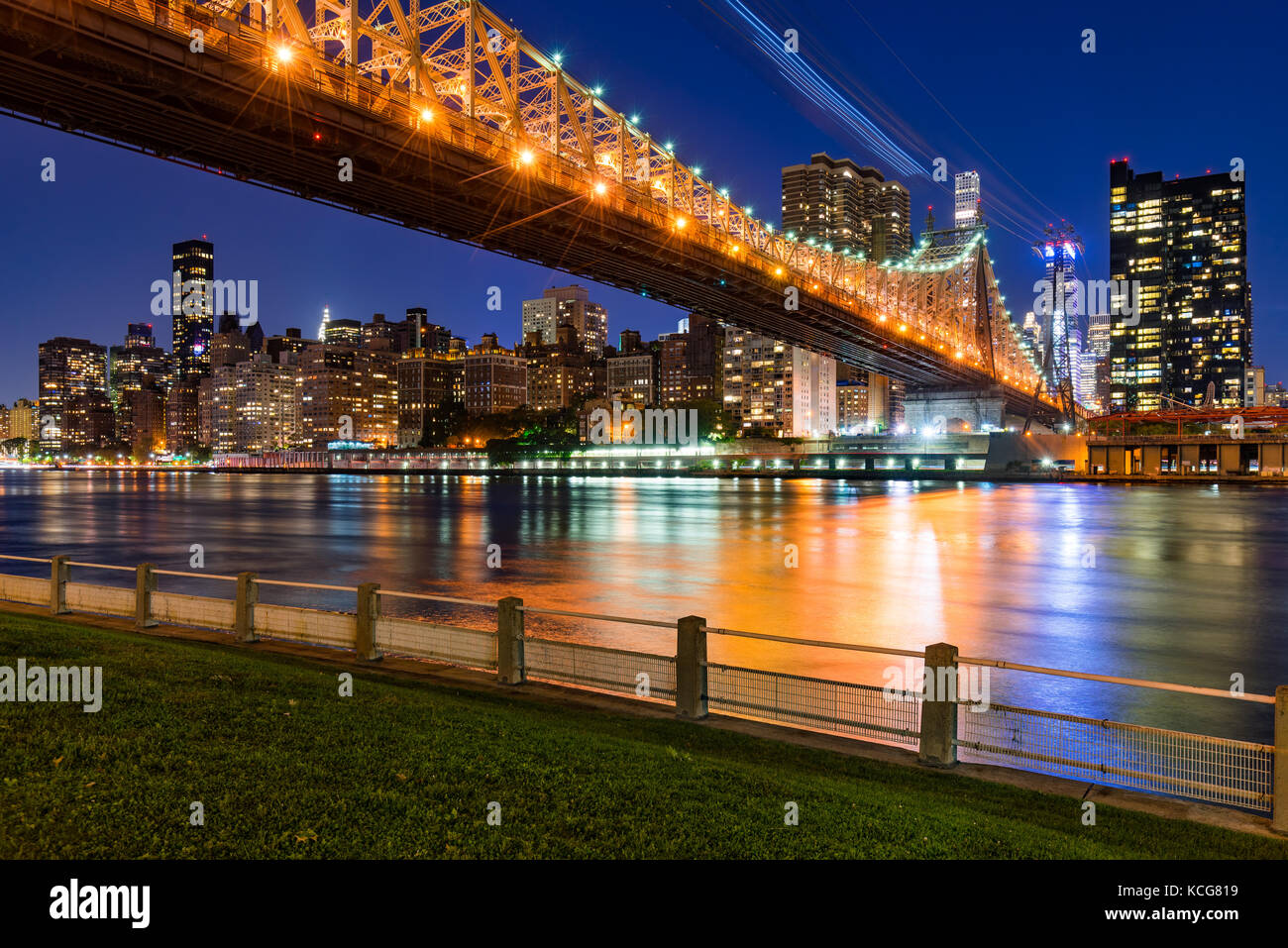Vista serale di Manhattan Midtown East di Roosevelt Island con il Queensboro Bridge. La città di New York Foto Stock