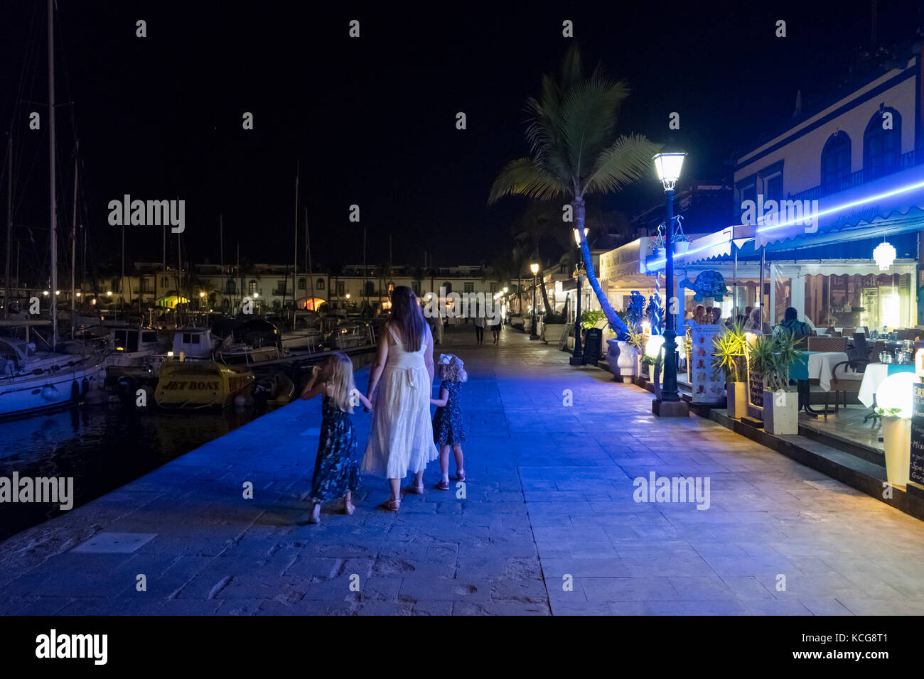 Bella illuminazione su una bella calda serata estiva in Puerto de Mogan, gran canaria, Spagna, nell'agosto 2017 Foto Stock